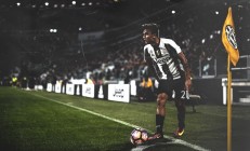 开云体育中国官网-巨星时刻与团队胜利，恩比德统治赛场，爵士强势晋级火箭的启示