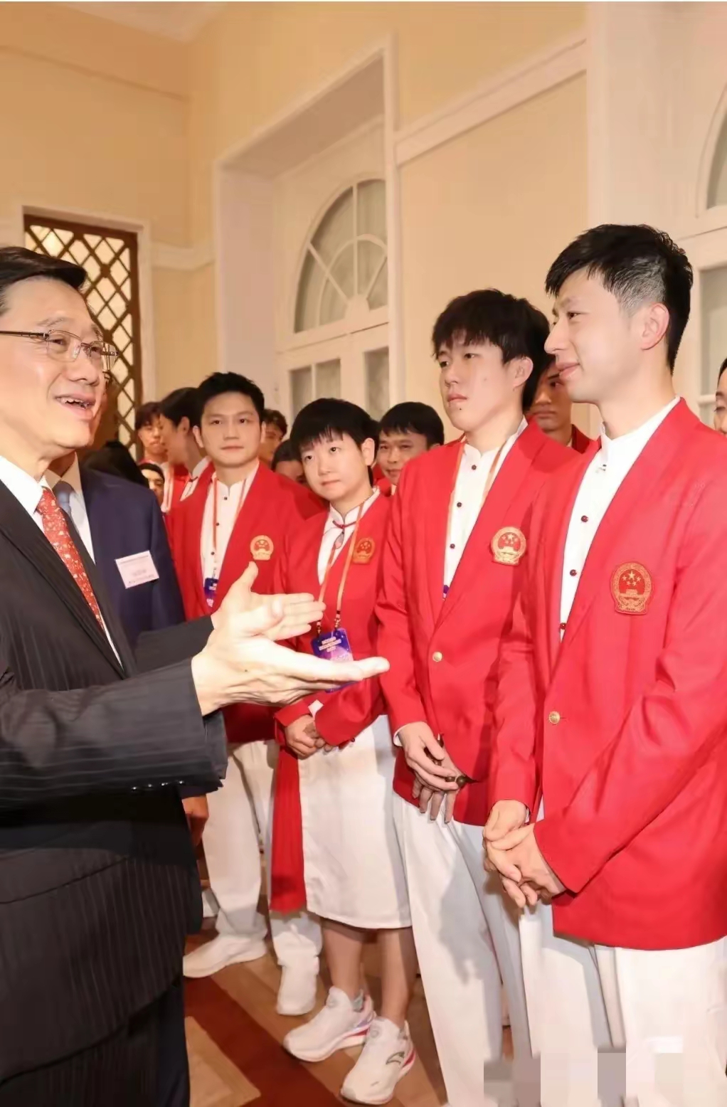 球员受邀参加慈善赛,奉献爱心 球员受邀参加慈善赛,奉献爱心