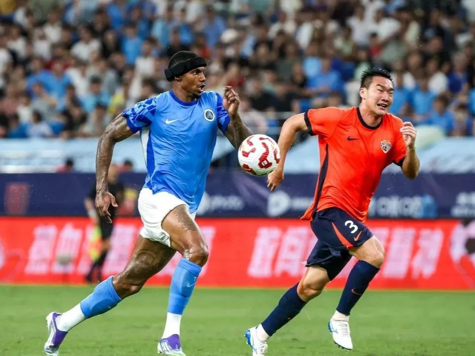 足球赛场上球队实力对比激烈，最终强者脱颖而出的简单介绍