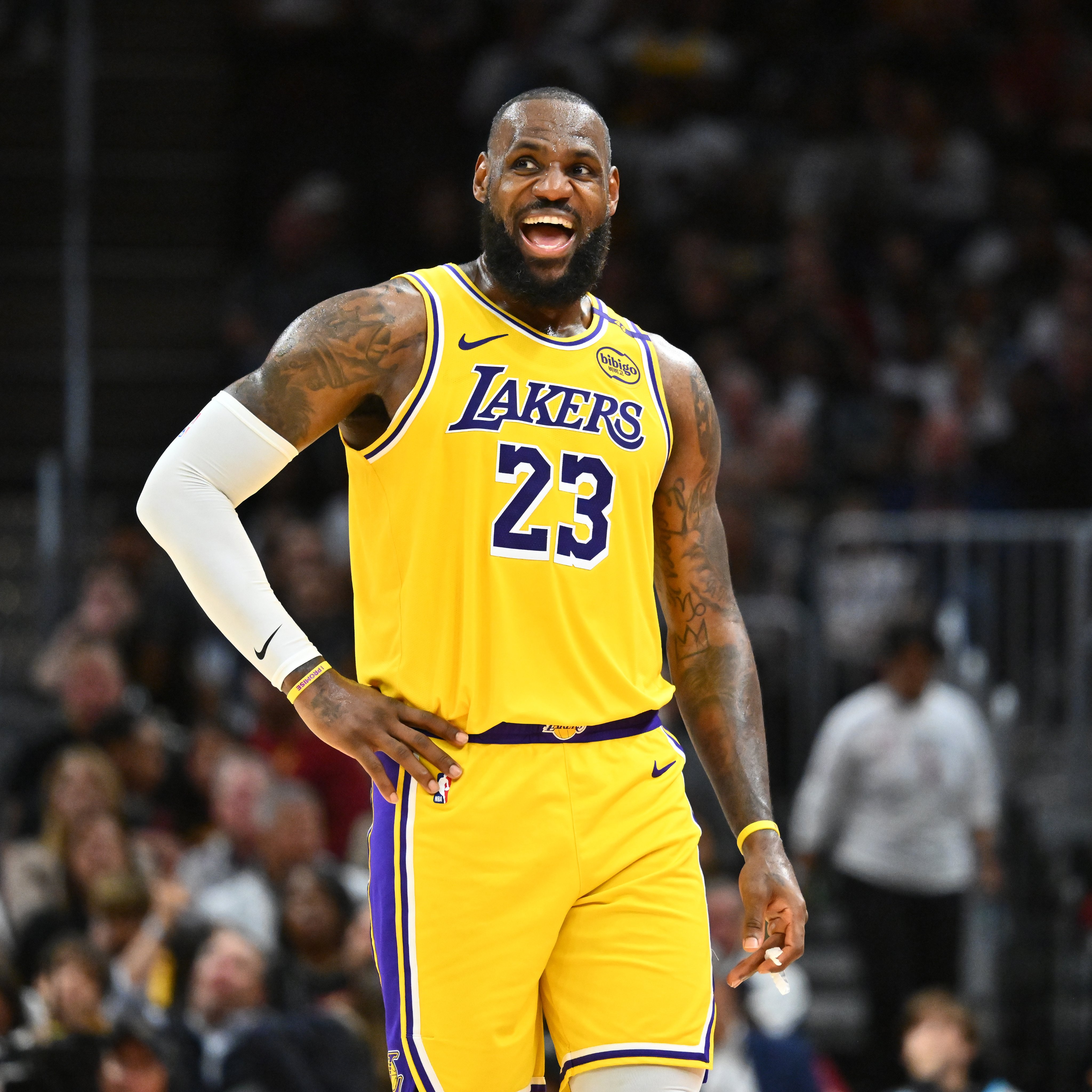 湖人丢掉胜利，詹姆斯在比赛中颓废