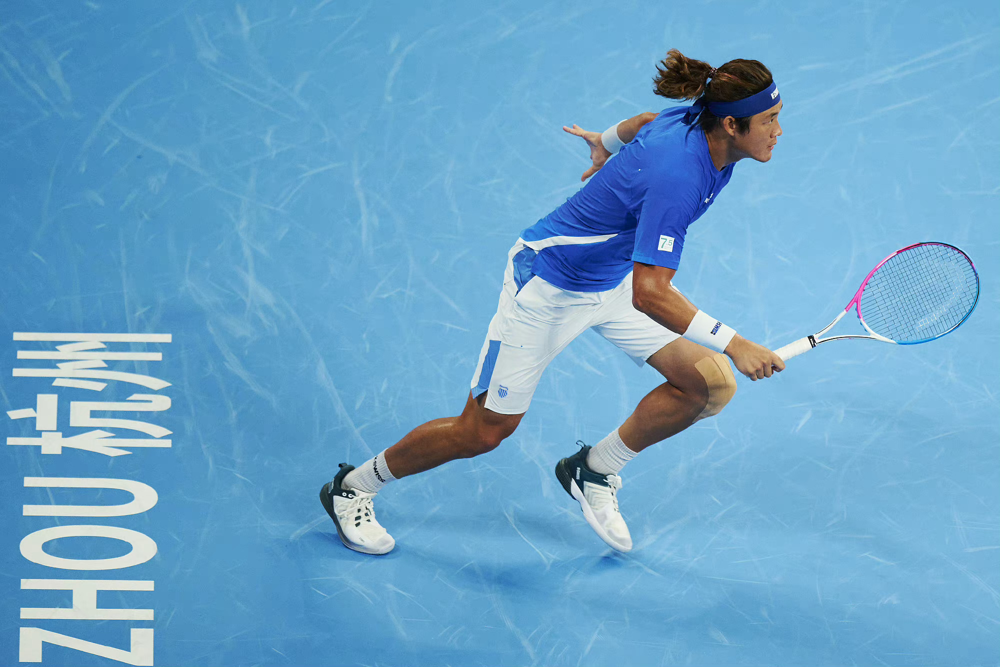 网球比赛中，瑞士选手击败对手成功晋级