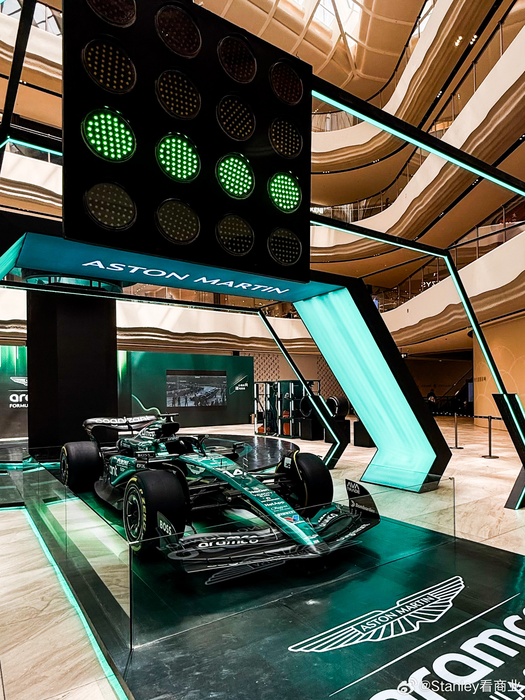 阿斯顿马丁力克红牛车队，拉塞尔点燃赛场的简单介绍