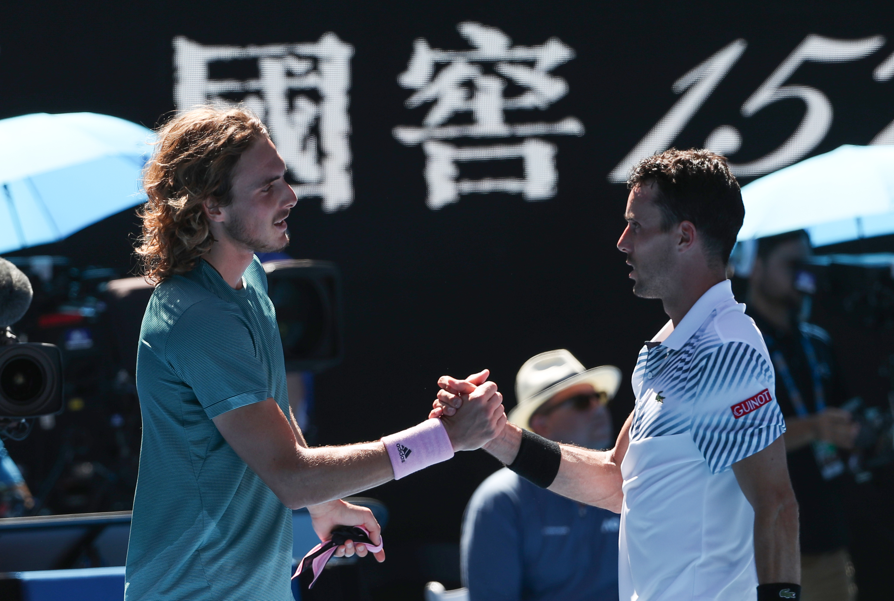 包含澳大利亚网球队险胜欧洲网球队，西西帕斯制霸全场的词条