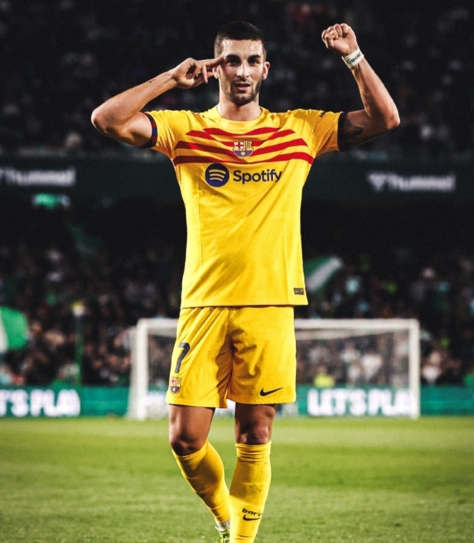 英格兰绝杀巴萨，德容完成帽子戏法的简单介绍